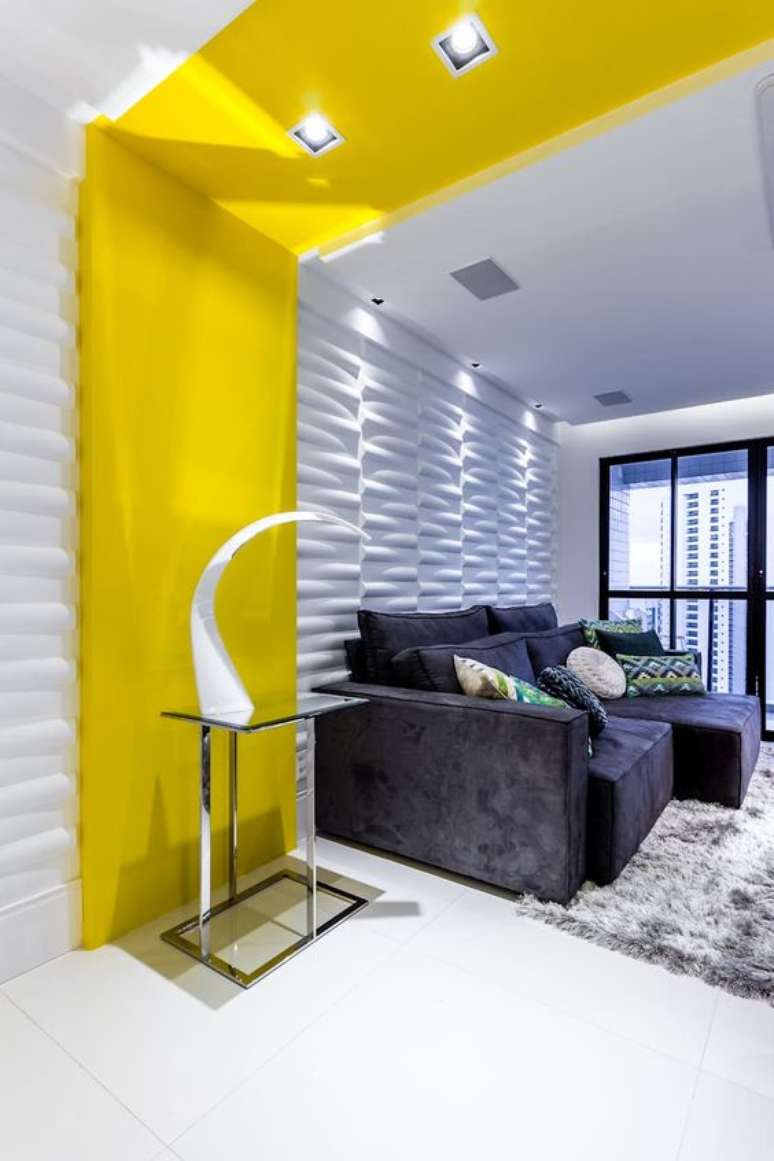 31. Revestimento 3D para sala com placa amarela na decora&ccedil;&atilde;o &ndash; Via: Homify