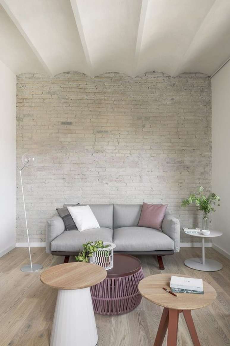 57. Revestimento 3D para sala cinza &ndash; Via: Home World