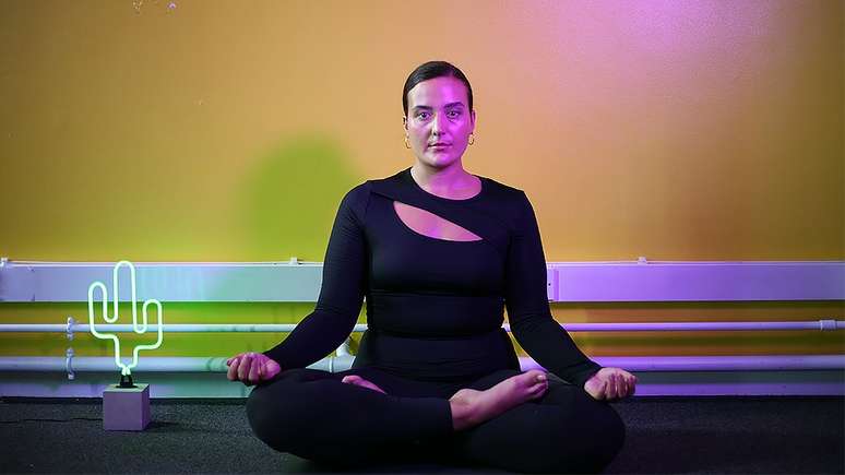 Nicki Briant faz ioga para lidar com a ansiedade criada pela pornografia