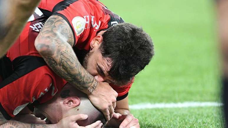 Kayzer se emociona ao marcar gol da vitória do Athletico-PR