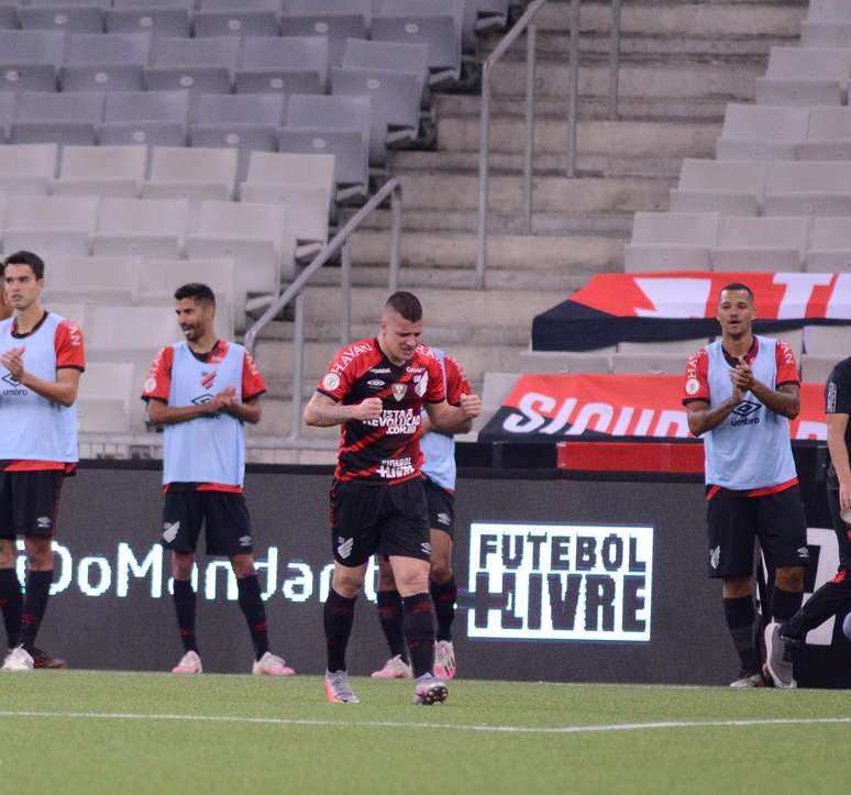 O jogador Renato Kayser comemora gol durante partida entre Athletico PR e Fortaleza, válido pelo Campeonato Brasileiro Série A, na cidade de Curitiba, SP, neste sábado, 07