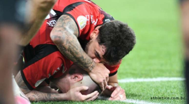 Renato Kayzer se emocionou após marcar o gol da vitória do Furacão (Foto: Divulgação/Athletico)