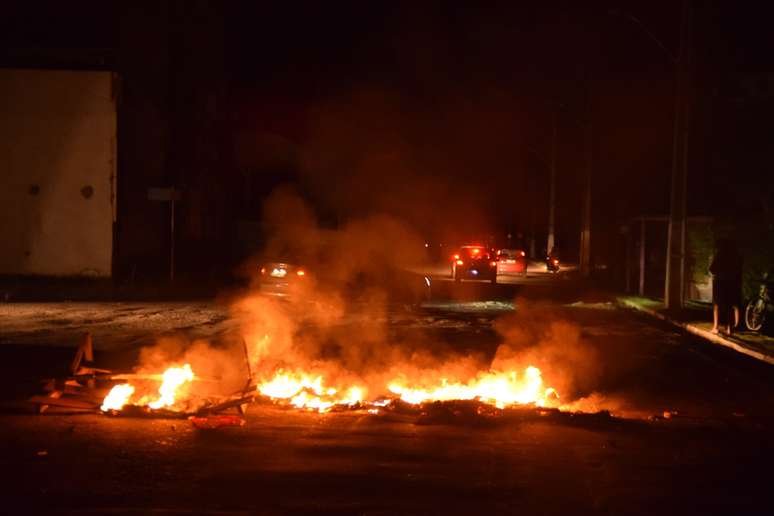 Moradores protestam em rua de Macapá, capital do Amapá.