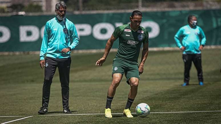 Técnico Rodrigo Santana e atacante Ricardo Oliveira durante treino do Coritiba