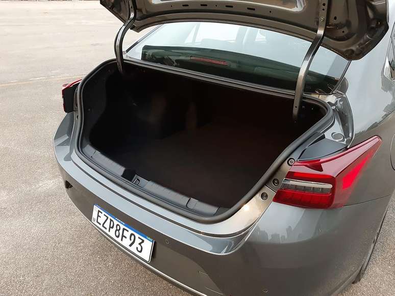 Porta-malas do Caoa Chery Arrizo 6 &eacute; o maior da categoria, com 570 litros de capacidade.