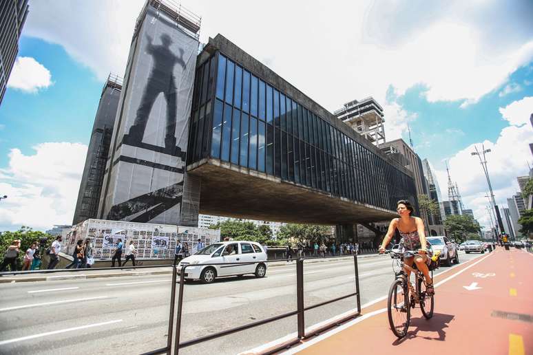 Vista externa do Museu de Arte de São Paulo (MASP) na Avenida Paulista (foto tirada antes da pandemia do novo coronavírus)