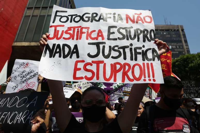  Manifestantes protestam na tarde deste domingo (8), na região central de São Paulo, pedindo por justiça pela influenciadora digital Mariana Ferrer