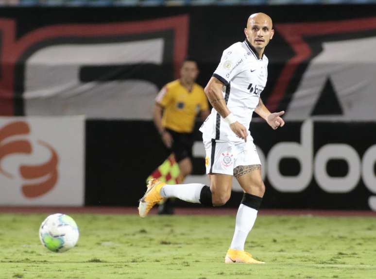 Fábio Santos fez o gol do Corinthians no empate contra o Atlético Goianiense