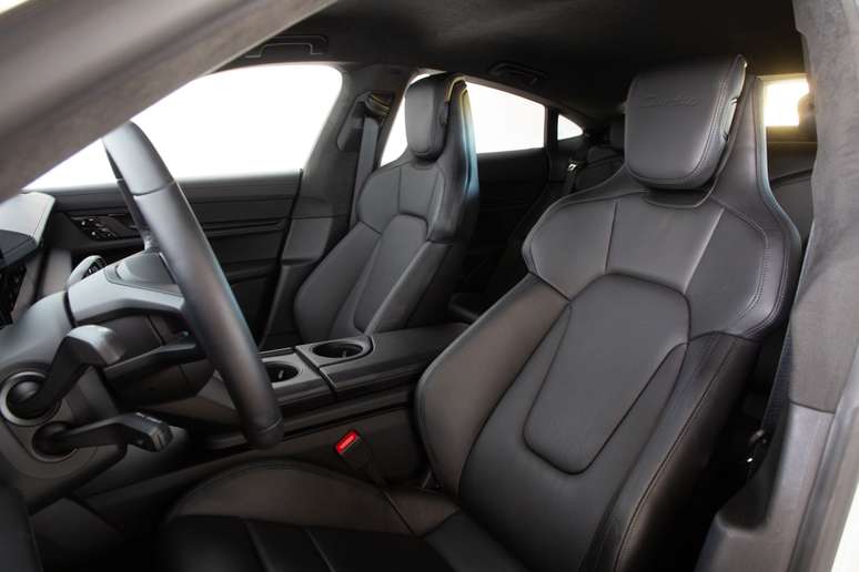 Porsche Taycan tem bancos de couro esportivos e oferece bom espa&ccedil;o at&eacute; para quem vai atr&aacute;s.