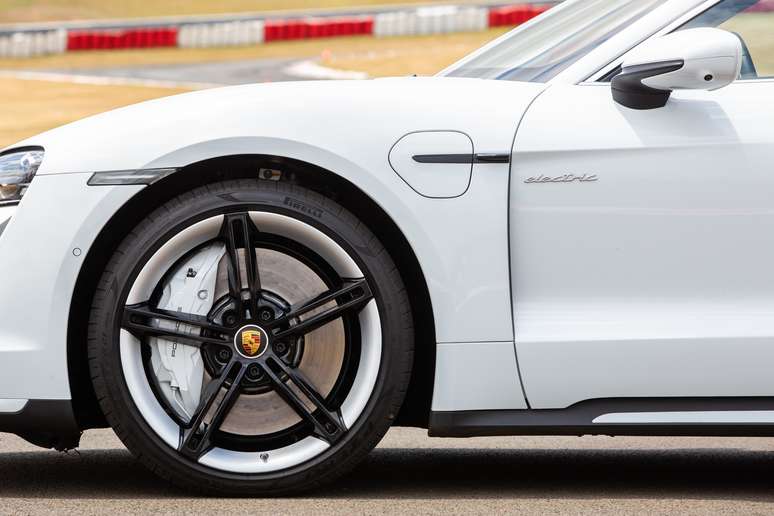 Sistema de freios pode ter discos de cer&acirc;mica, pois o carro pesa 2,3 toneladas e chega a 260 km/h.