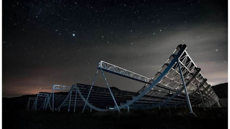 O telescópio Chime observa o céu na província canadense de British Columbia