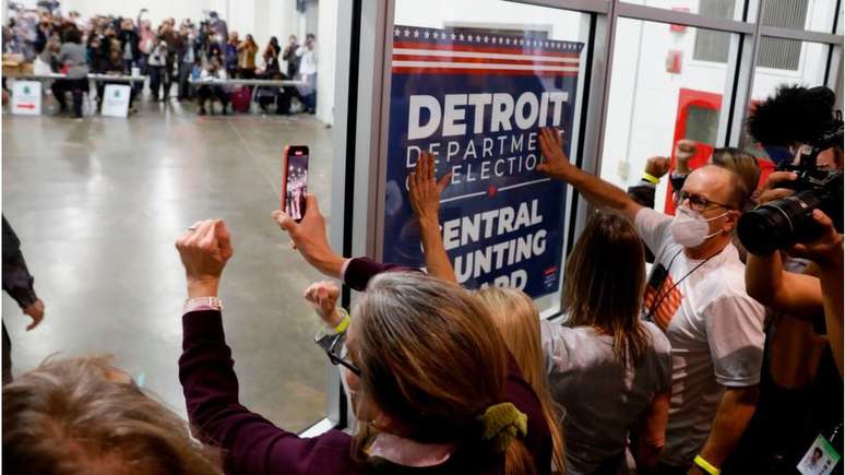 Apoiadores de Trump pressionam contagem de votos em Michigan