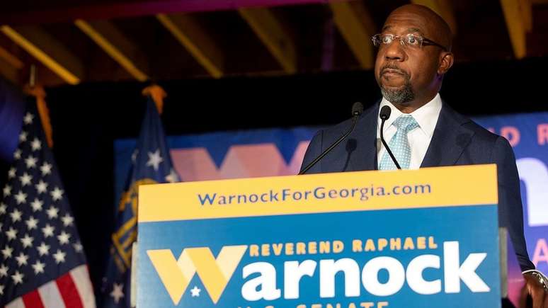 Raphael Warnock tem até agora 32,9% dos votos, contra 25,9% da oponente republicana