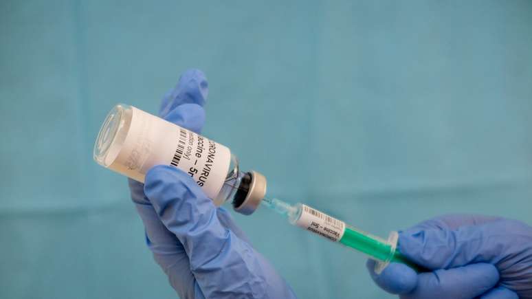 Governos do mundo inteiro conversam com as empresas para garantir seus lotes de vacina