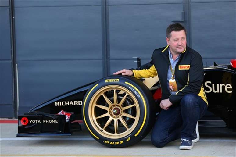 Paul Hembery, então diretor da Pirelli para a F1, ao lado do pneu de 18 polegadas, testado em 2014 
