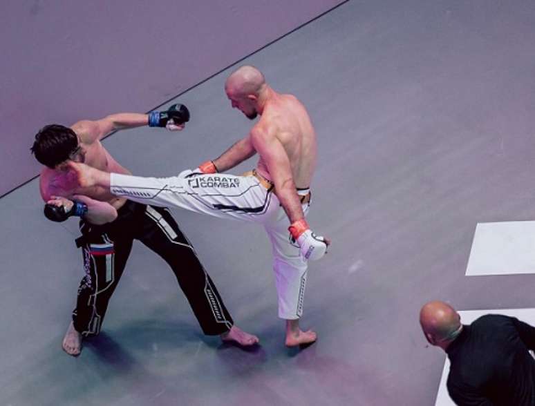 Edgar Skrivers manteve a faixa dourada em sua primeira defesa de título (Foto: Divulgação/Karate Combat)