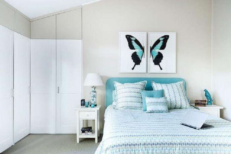 16. Decoração clean com quadros para quarto feminino branco e azul – Foto: Karen Aston Design