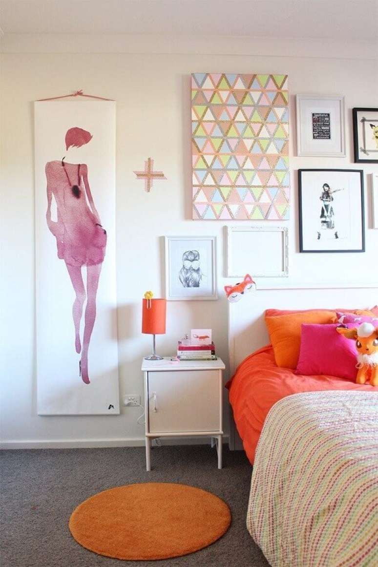 18. Decoração com detalhes coloridos com quadros para quarto de solteiro feminino – Foto: Houzz