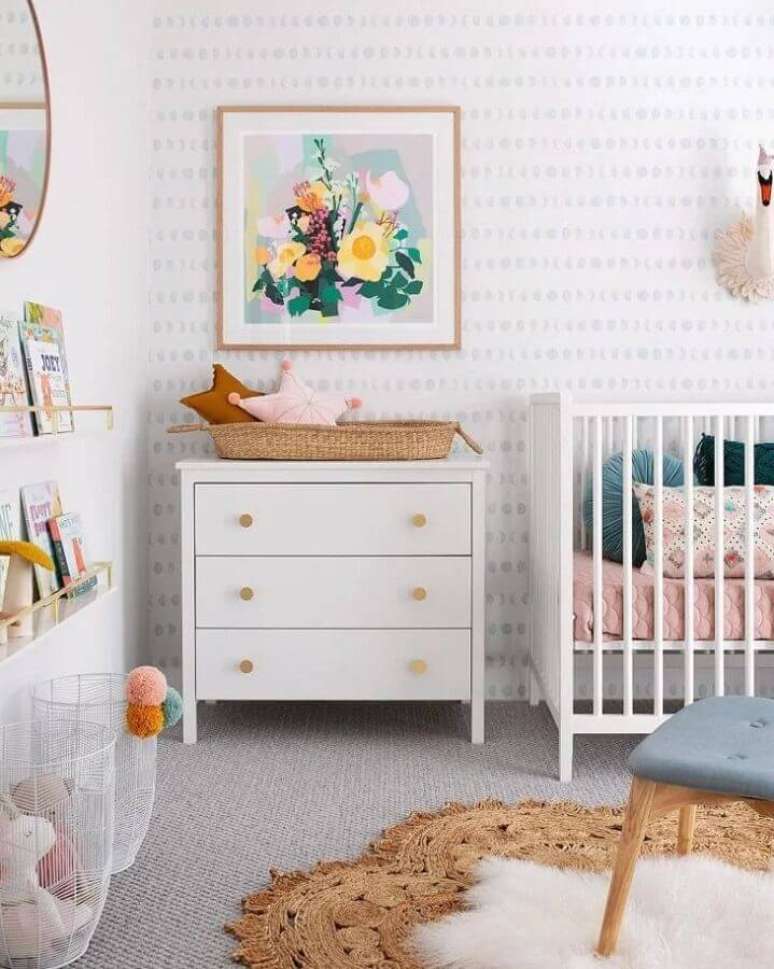 19. Decoração clean com quadros para quarto de bebê feminino branco e cinza – Foto: Tarina Wood
