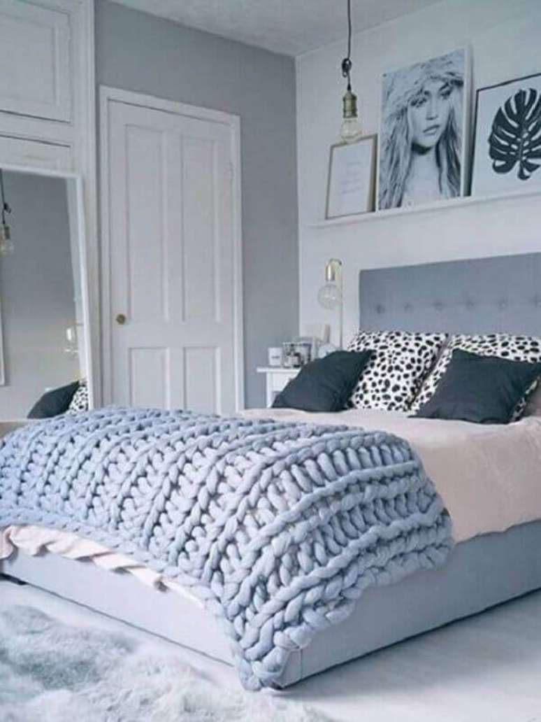 21. Decora&ccedil;&atilde;o em tons de cinza com quadros para quarto jovem feminino &ndash; Foto: Pinterest
