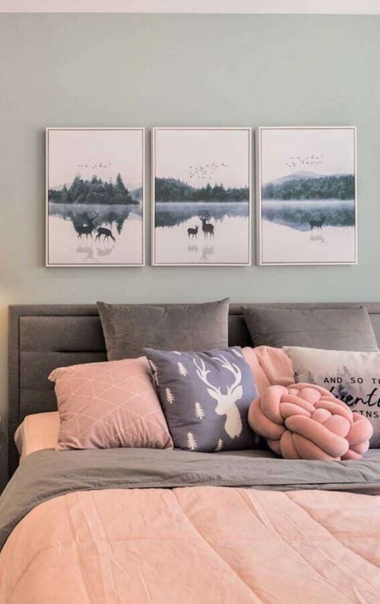 23. Decoração em cinza e rosa com quadros femininos para quarto – Foto: Pinterest