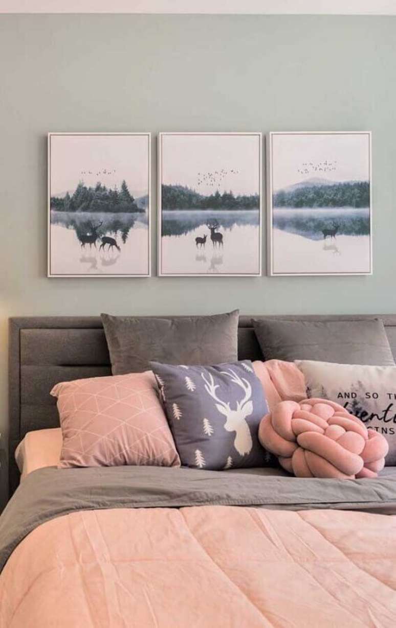 23. Decora&ccedil;&atilde;o em cinza e rosa com quadros femininos para quarto &ndash; Foto: Pinterest