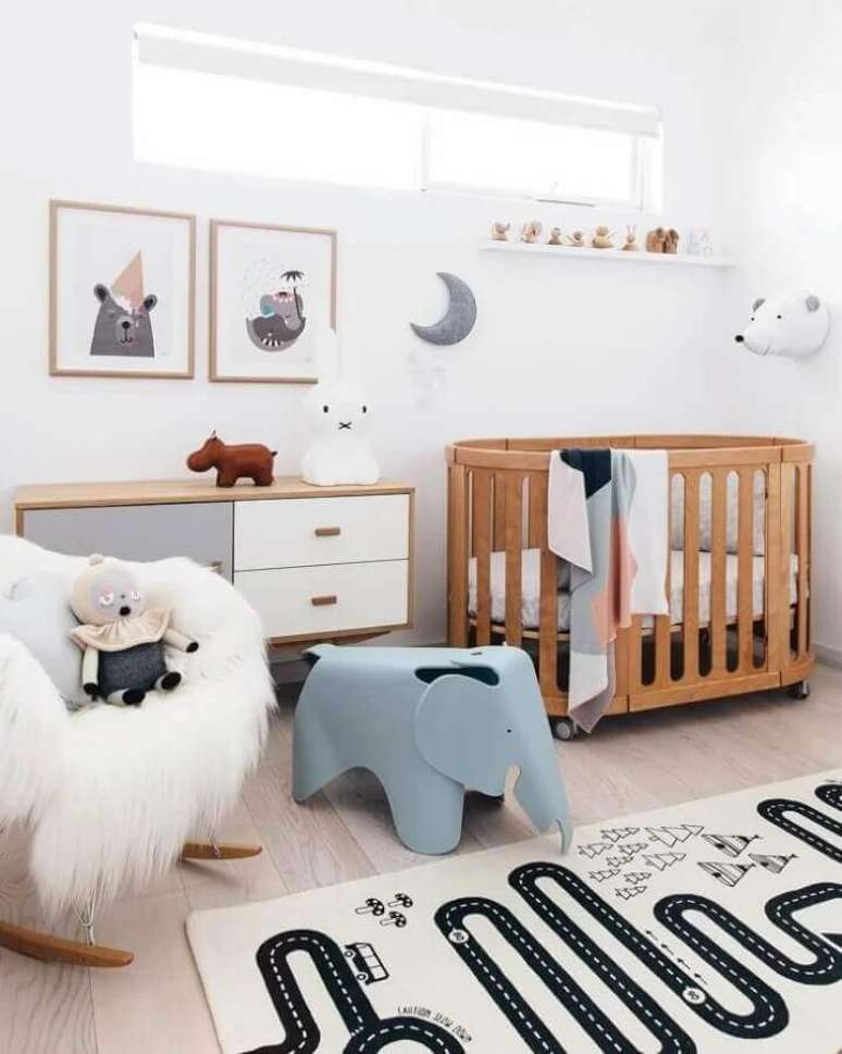 24. Decoração lúdica com quadros para quarto de bebê feminino – Foto: Pinterest