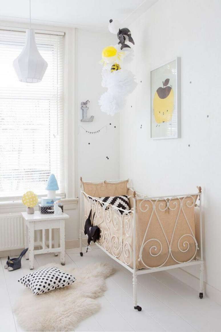 27. Decoração simples com quadros para quarto de bebê feminino todo branco com berço de ferro – Foto: Pinterest
