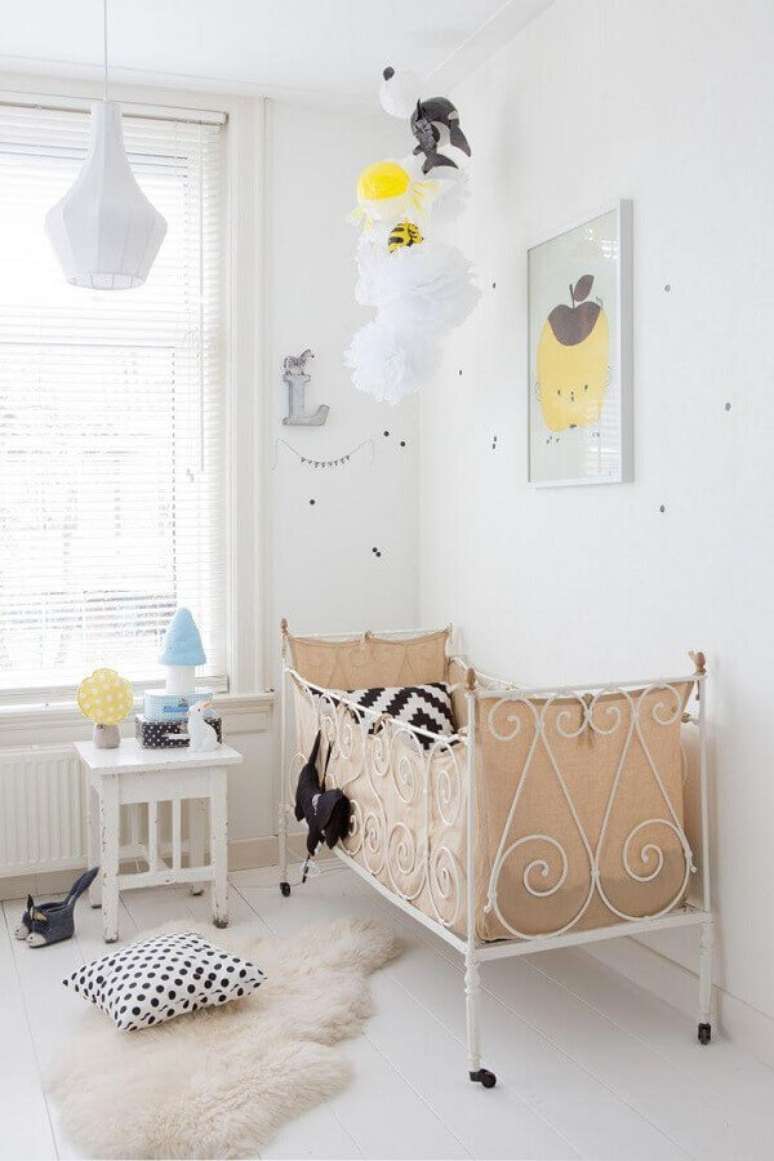 27. Decora&ccedil;&atilde;o simples com quadros para quarto de beb&ecirc; feminino todo branco com ber&ccedil;o de ferro &ndash; Foto: Pinterest