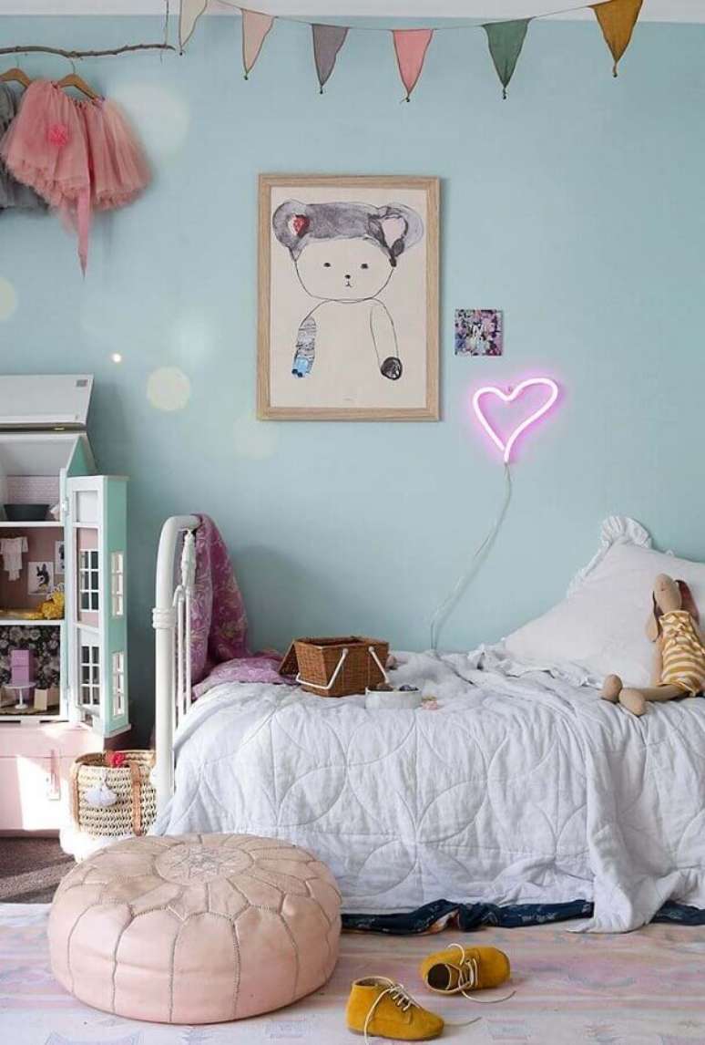 30. Decoração simples com quadros para quarto infantil feminino com parede azul – Foto: Pinterest