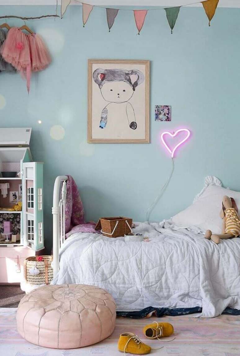 30. Decora&ccedil;&atilde;o simples com quadros para quarto infantil feminino com parede azul &ndash; Foto: Pinterest