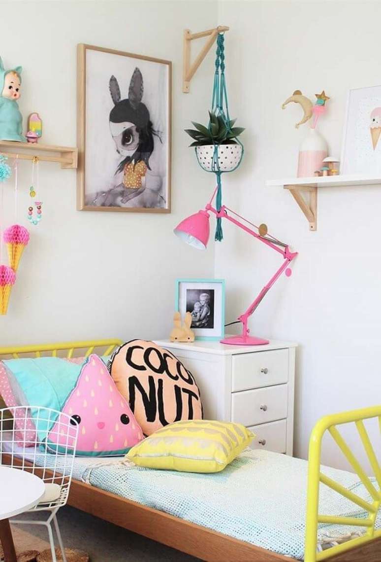 31. Decoração clean com quadros para quarto infantil feminino com detalhes coloridos – Foto: Home Fashion Trend