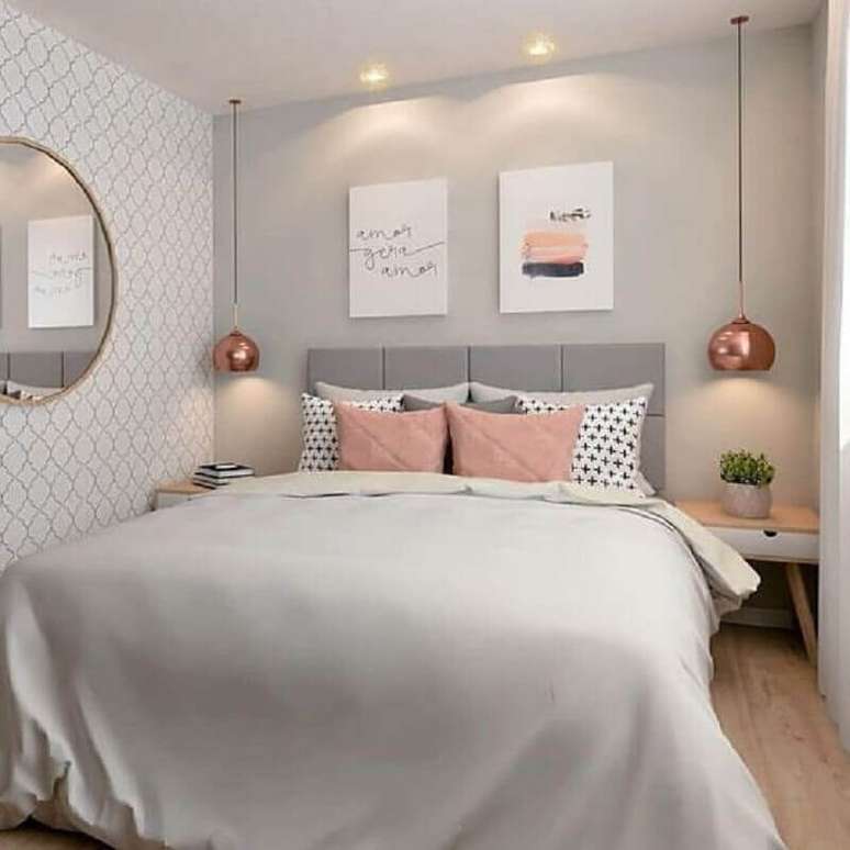 6. Espelho redondo e quadros para quarto feminino decorado em cinza e rosa &ndash; Foto: Pinterest