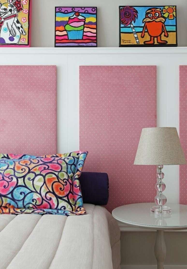 33. Quadros coloridos para decoração de quarto feminino com cabeceira rosa – Foto: Otimizi