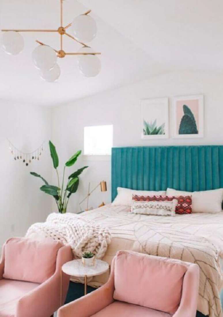 34. Decora&ccedil;&atilde;o com quadros para quarto feminino branco com cabeceira azul estofada &ndash; Foto: Hist&oacute;rias de Casa