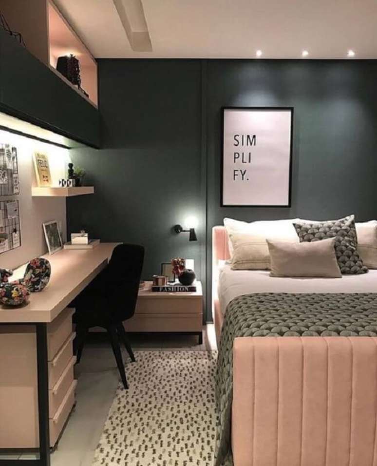 9. Quadros decorativos para quarto feminino cinza escuro e rosa com estilo moderno – Foto: Apartment Therapy