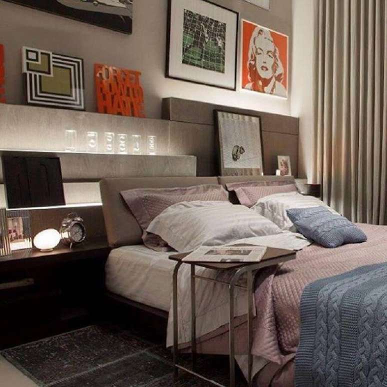 35. Decoração moderna em tons de cinza com quadros para quarto jovem feminino – Foto: Leonardo Junqueira