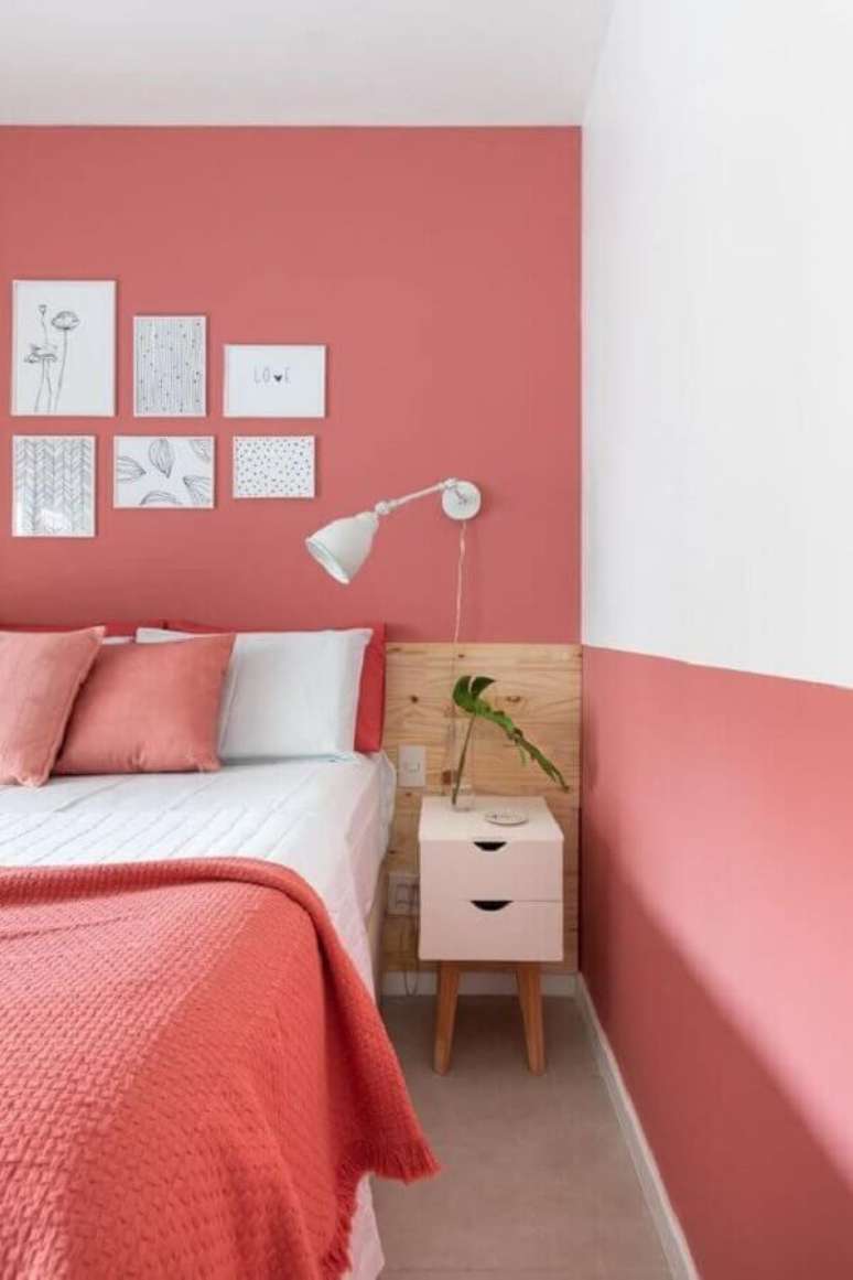 37. Decoração com quadros para quarto feminino branco e rosa com cabeceira de madeira – Foto: Pinterest