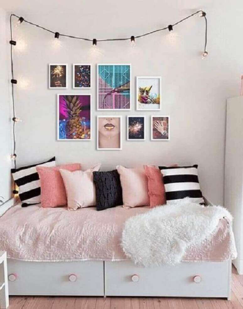 39. Decora&ccedil;&atilde;o simples com quadros para quarto feminino branco &ndash; Foto: Top Quadros
