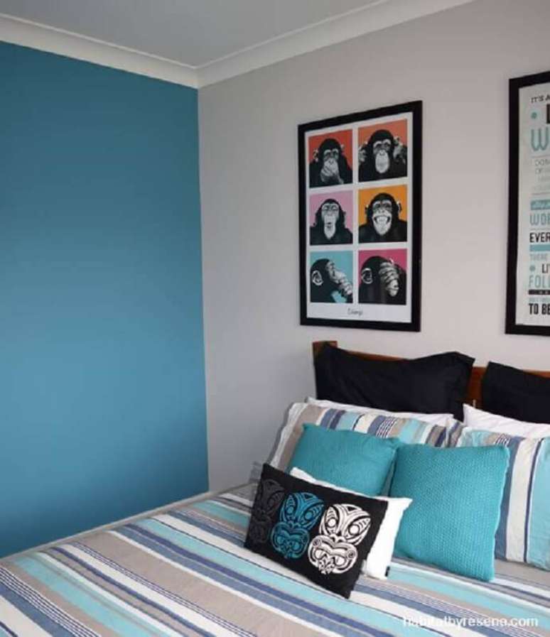 40. Quadros para decorar quarto feminino azul e branco – Foto: Habitat by Resene