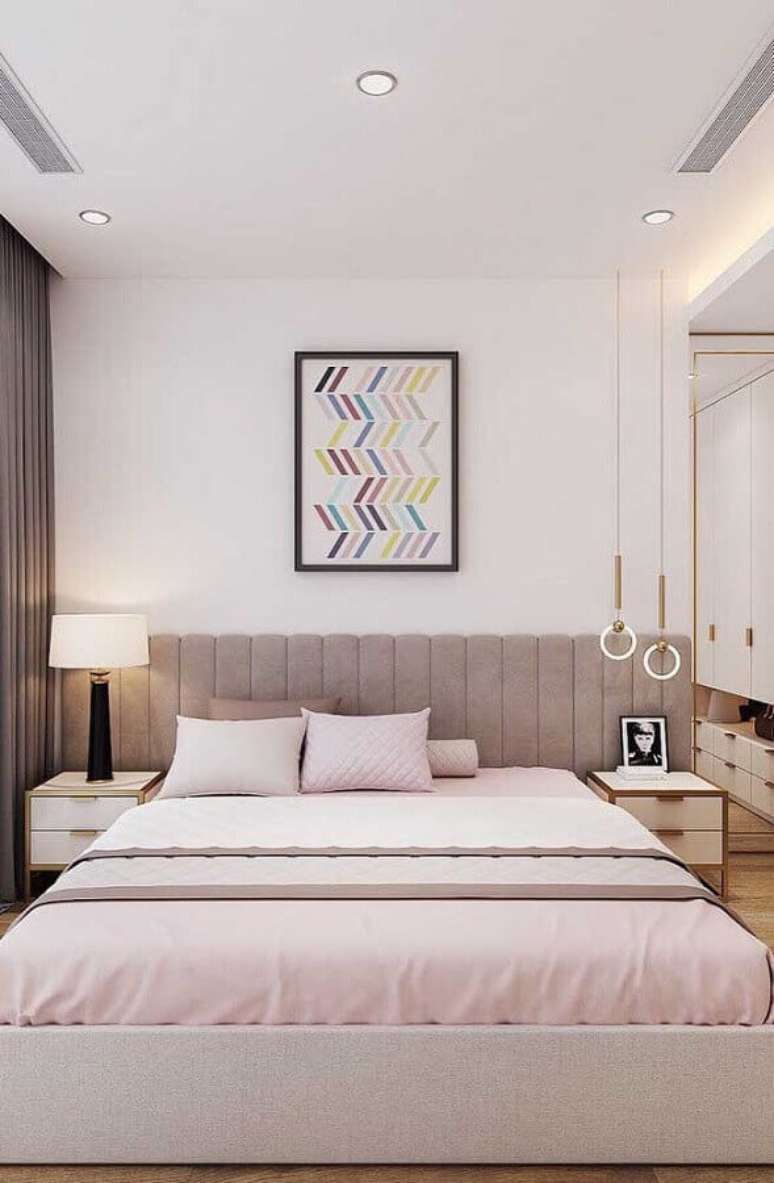 43. Decora&ccedil;&atilde;o moderna com cabeceira cinza estofada e quadros para quarto jovem feminino &ndash; Foto: My Desired Home