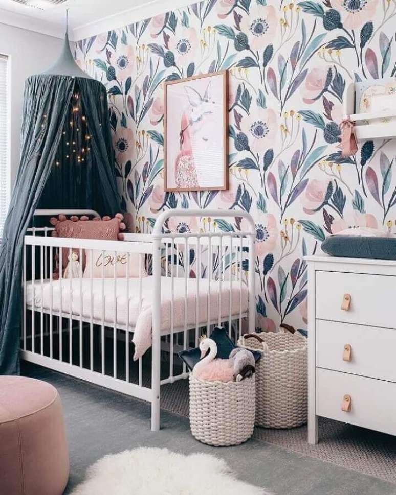 45. Quadros para quarto de bebê feminino decorado com berço branco e papel de parede floral – Foto: Tarina Wood