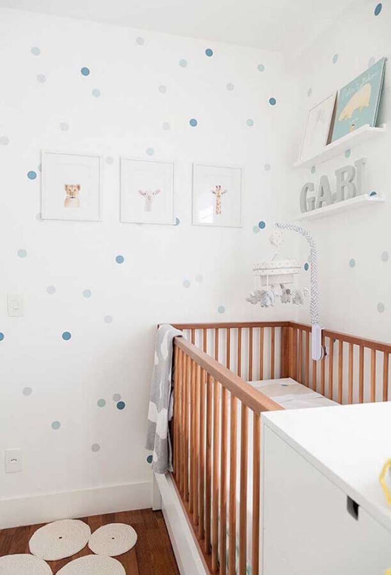 46. Decoração delicada com papel de parede de bolinhas e quadros para quarto de bebê feminino – Foto: Elo7