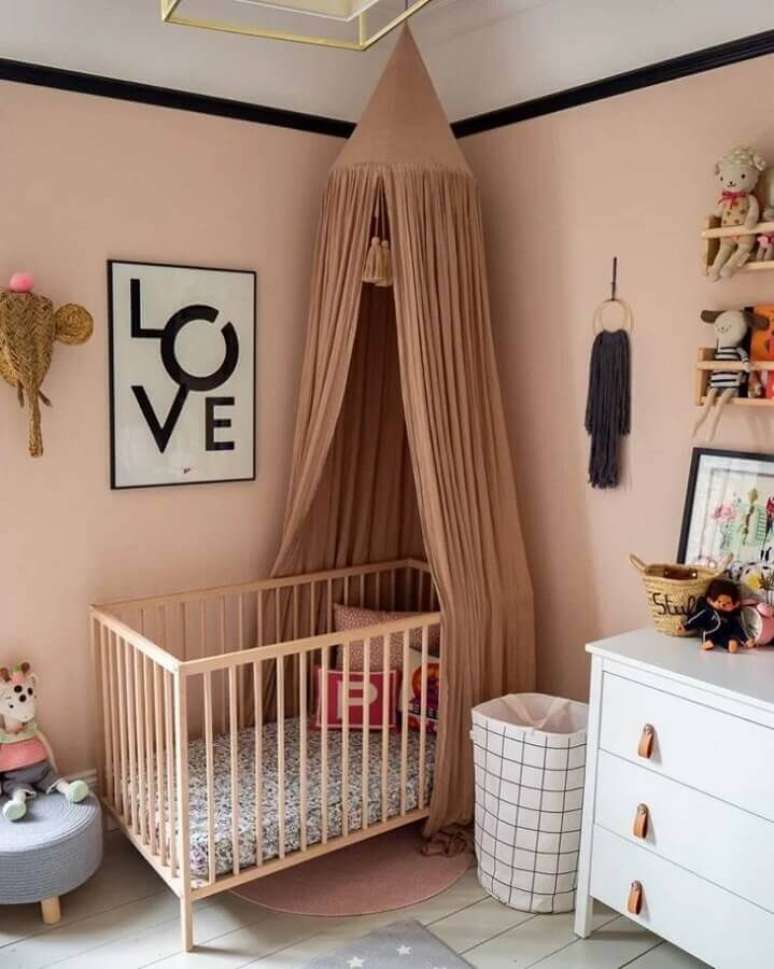 47. Decoração em rosa pastel com quadros para quarto feminino de bebê com berço de madeira – Foto: Casa de Valentina