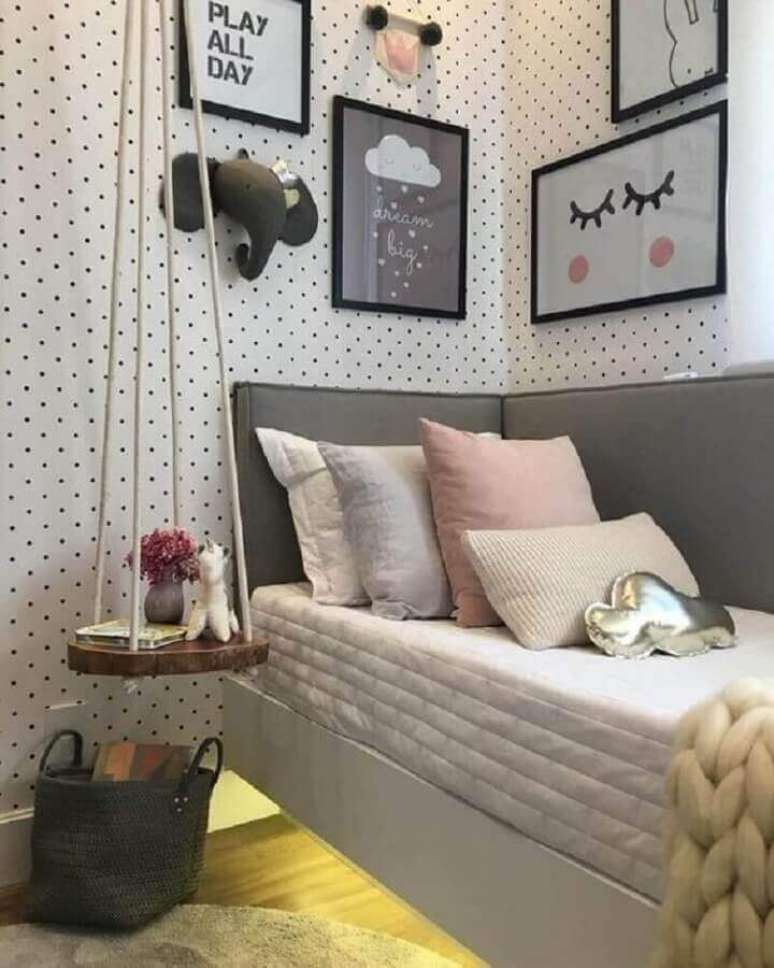 51. Decora&ccedil;&atilde;o com quadros para quarto feminino de solteiro com papel de parede de bolinhas &ndash; Foto: Pinterest
