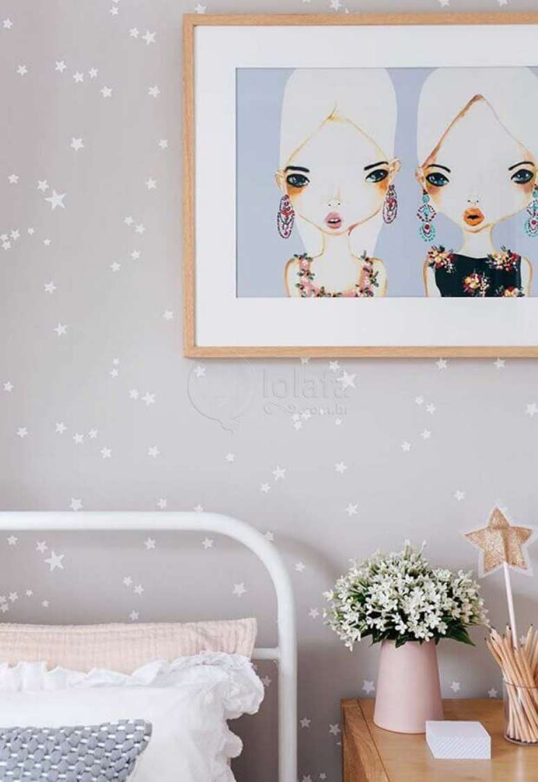 53. Modelo de quadros para quarto feminino decorado com papel de parede cinza com pequenas estrelas brancas – Foto: Lolafá