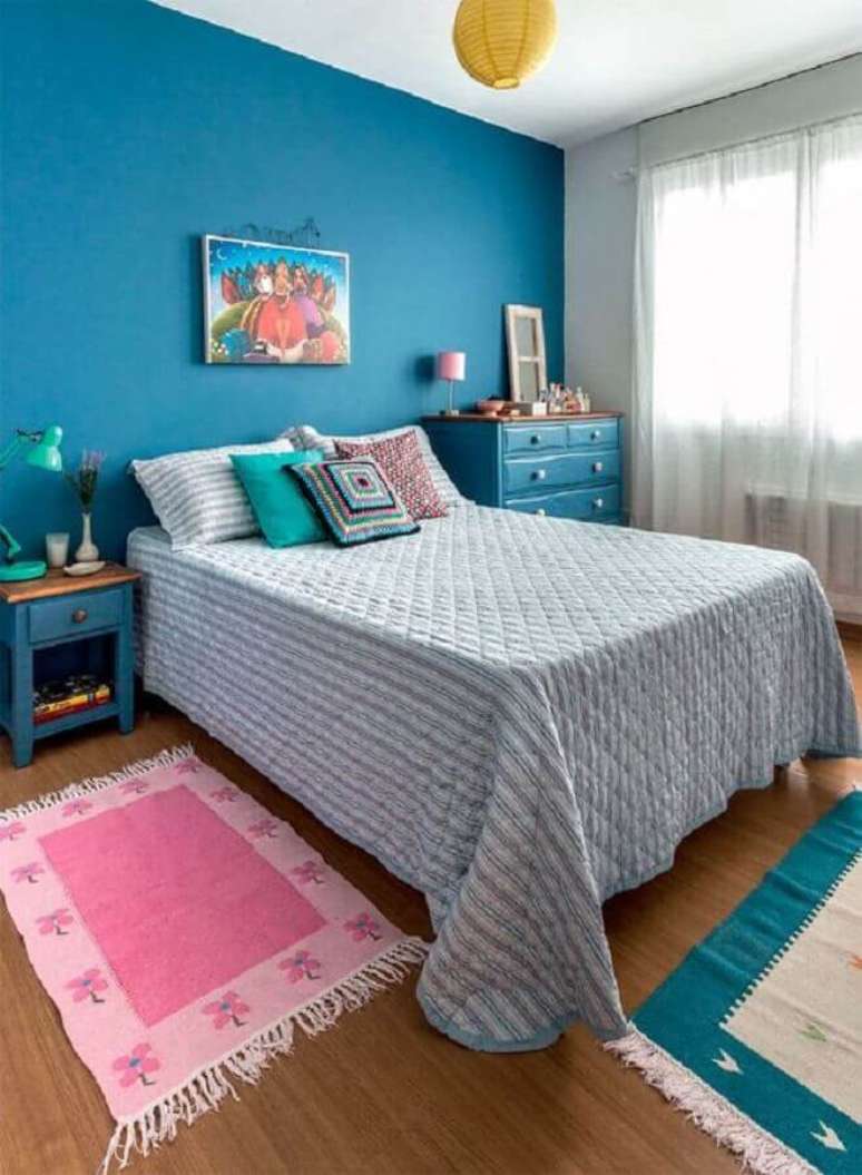 54. Decoração simples com almofadas e quadros para quarto feminino azul – Foto: Casa de Valentina