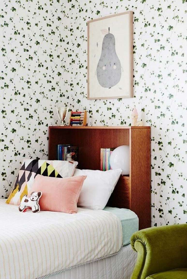 59. Quadros para quarto infantil feminino decorado com papel de parede com estampa de trevos verdes – Foto: Otimizi