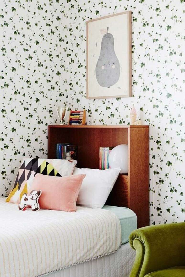 59. Quadros para quarto infantil feminino decorado com papel de parede com estampa de trevos verdes &ndash; Foto: Otimizi