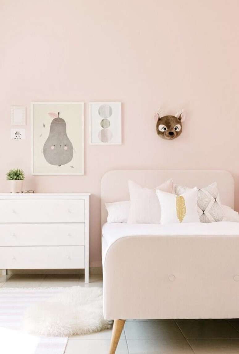 8. Quadros para quarto infantil feminino decorado em tons de rosa claro – Foto: Jeito de Casa